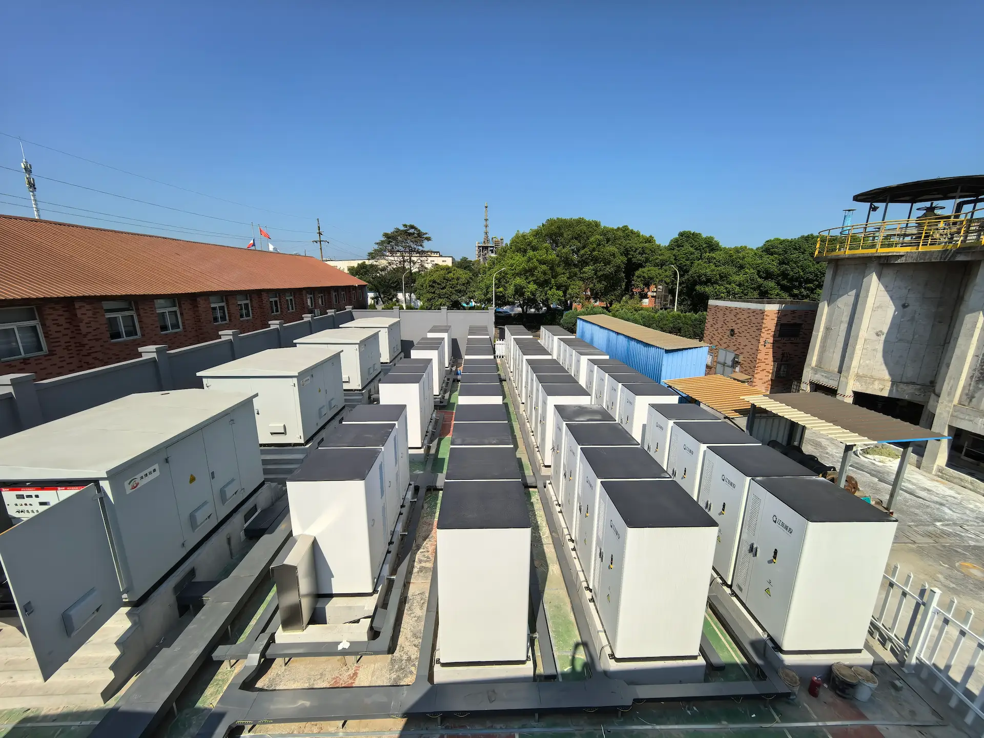 Ma’anshan Saint-Gobain (12,9 MW / 25,08 MWh): Chytré úložiště zvyšuje efektivitu, snižuje náklady a podporuje nízkouhlíkové cíle